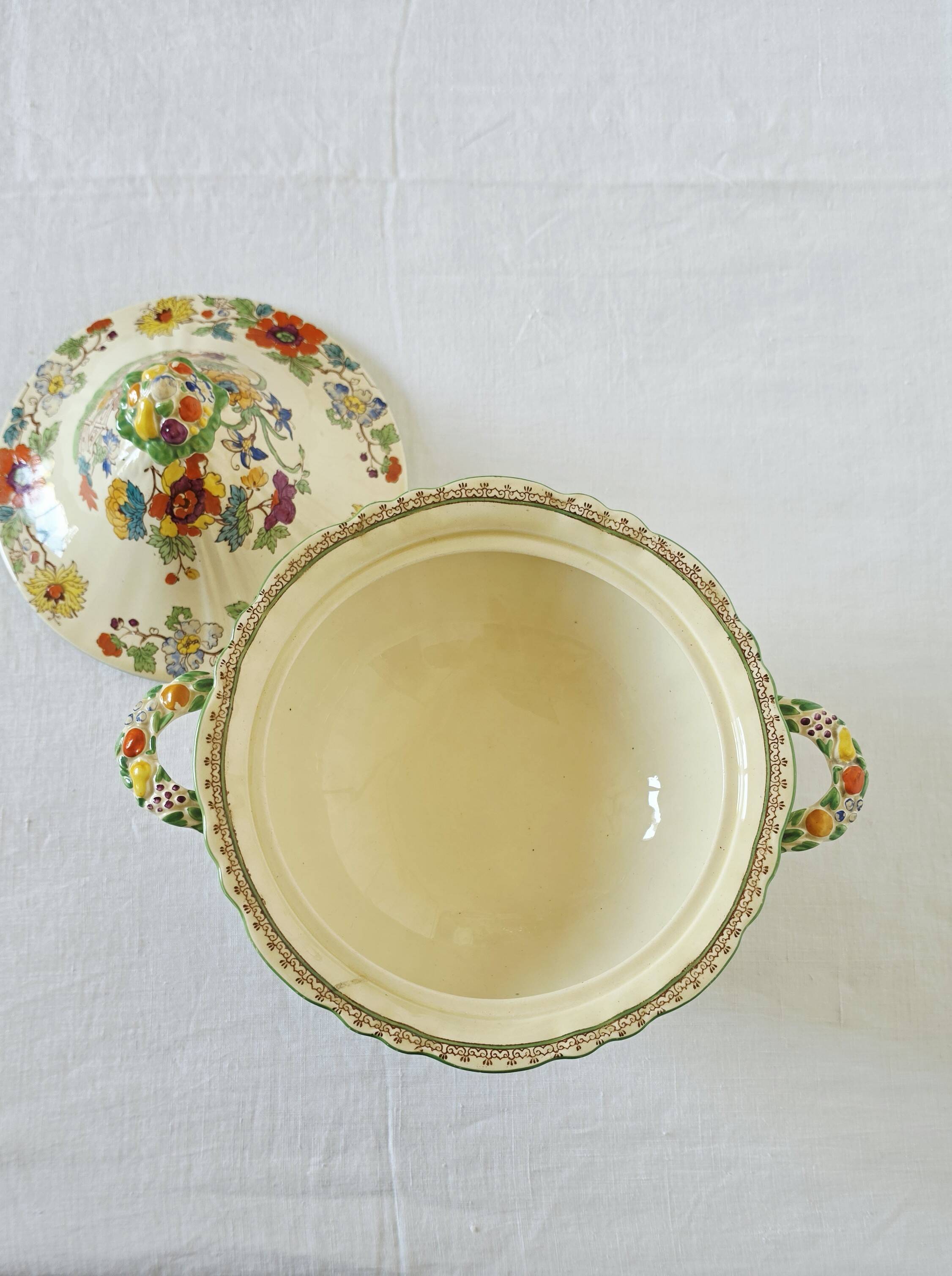 Antique soup tureen on feet from the prestigious English manufacturer Mason's,