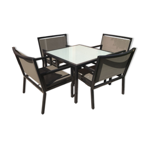 Un lot avec 1 table de jardin et