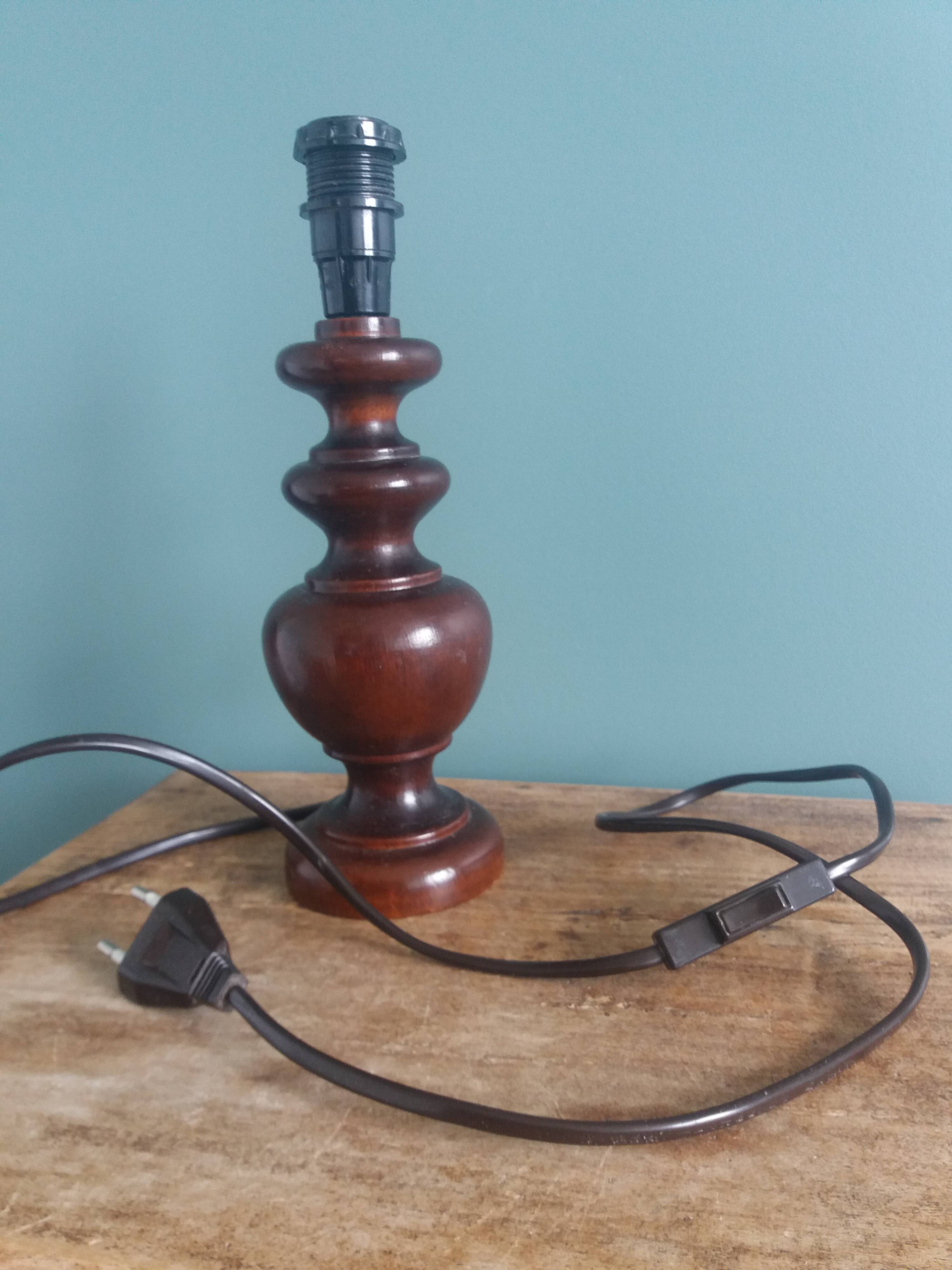 Pied de lampe en bois tourné