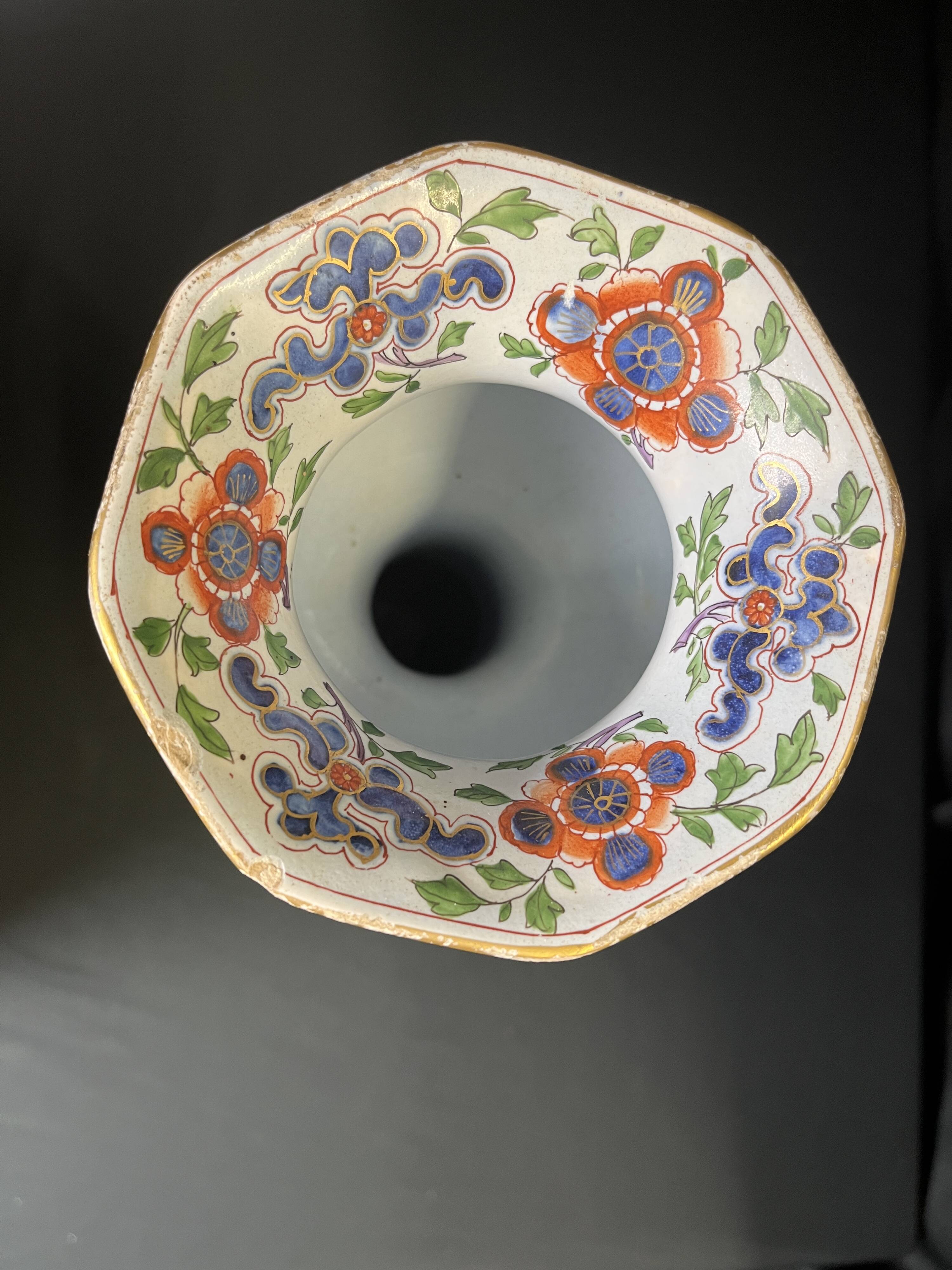 Delft, important vase pans coupés faïence émaillée XIXème