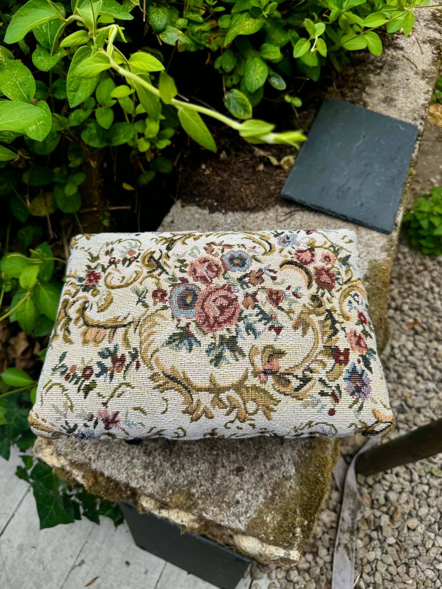 Repose pied coffre de rangement avec broderie vintage