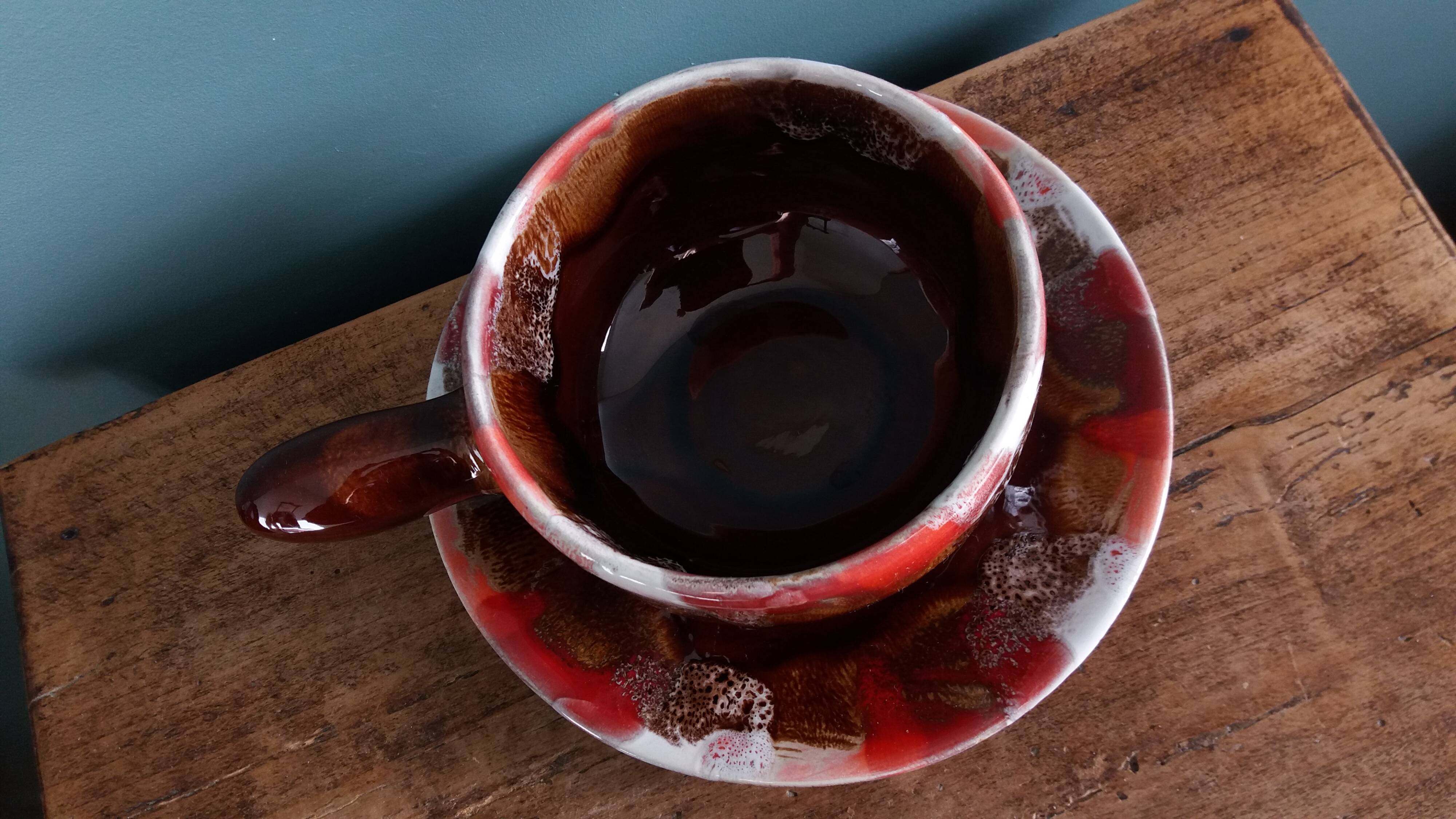 Cup, saucer, breakfast, Vallauris in flame-patterned ceramic.