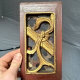 Ancien panneau en bois sculpté décor laqué doré fleurs et feuille de grenade, Chine