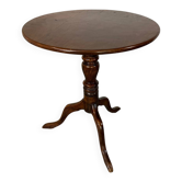 Table basse ronde à plateau inclinable en acajou ancien.