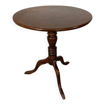 Round coffee table with an adjustable top in antique mahogany.