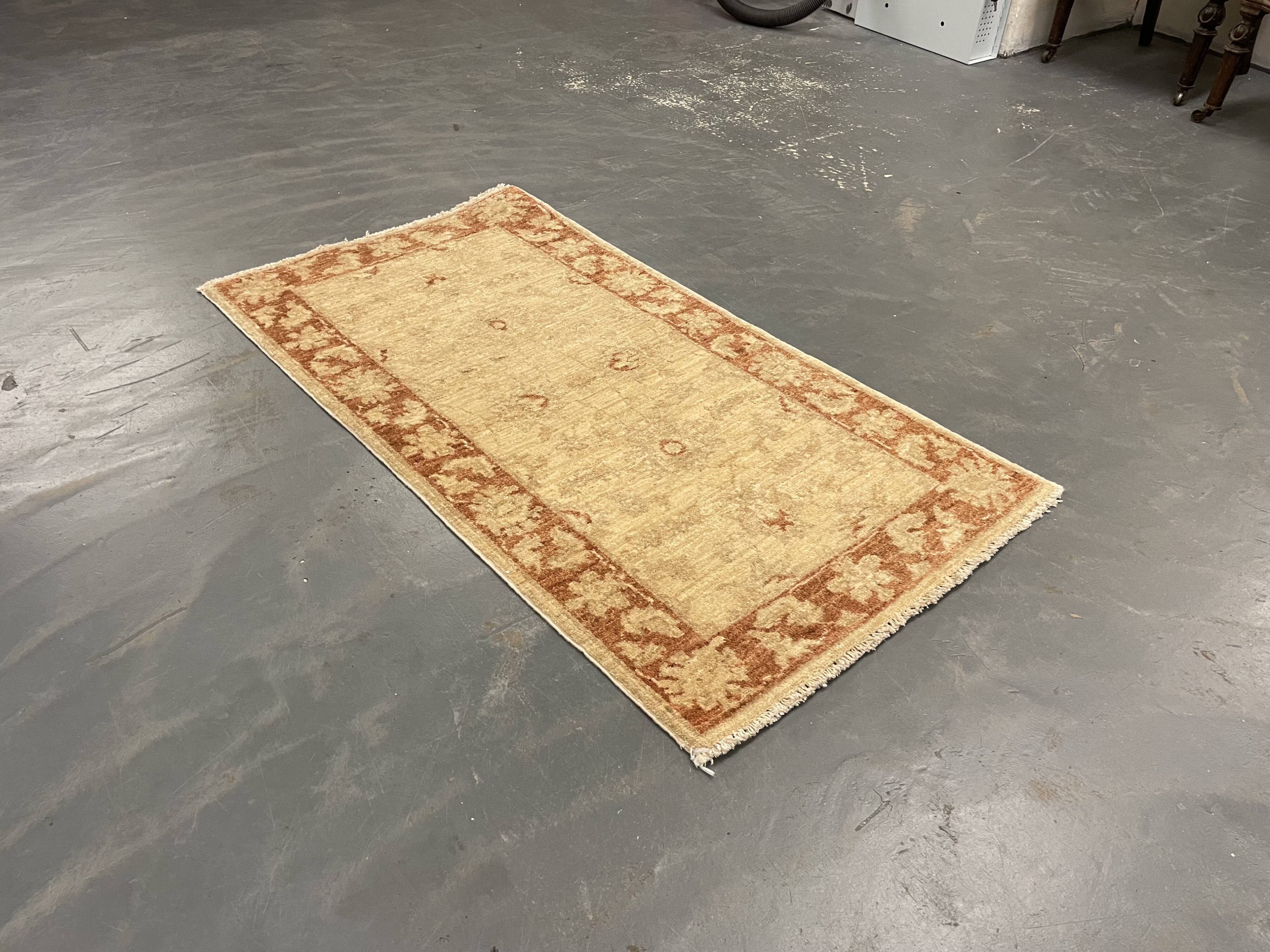 Tapis oriental en laine beige à motif floral