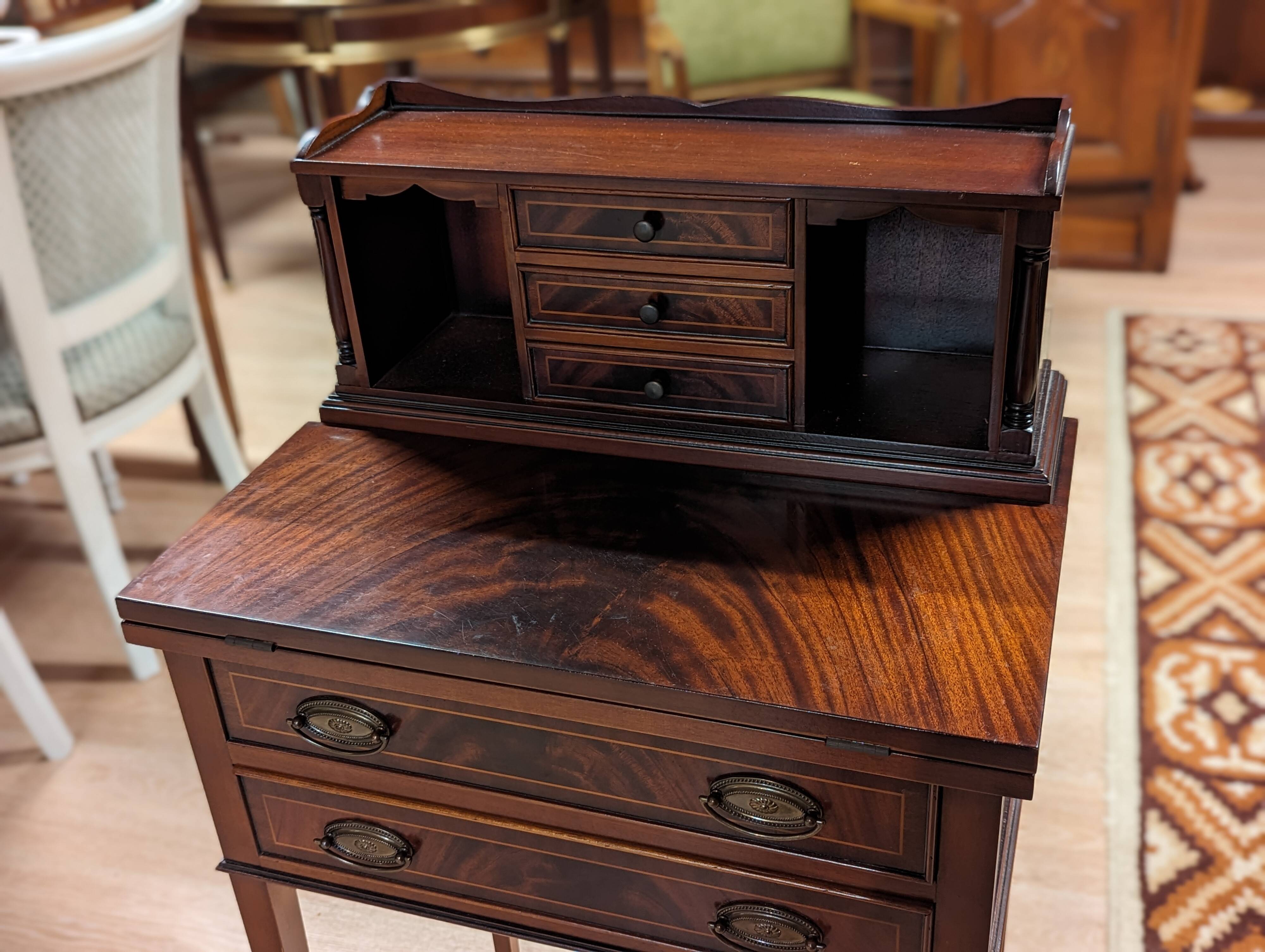 Small mahogany happiness of the day desk