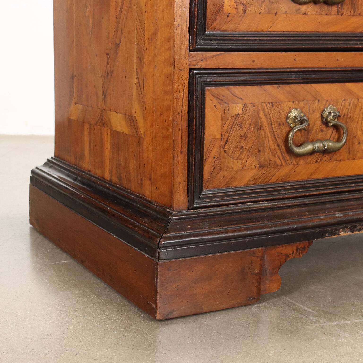 Commode baroque en noyer antique avec 3 tiroirs, 18e siècle.
