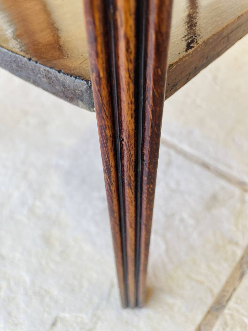 Table d'appoint Art déco en noyer avec étagère, années 1930