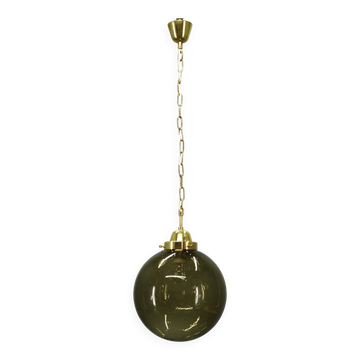 Suspension en verre fumé et laiton des années 1970 en forme de globe