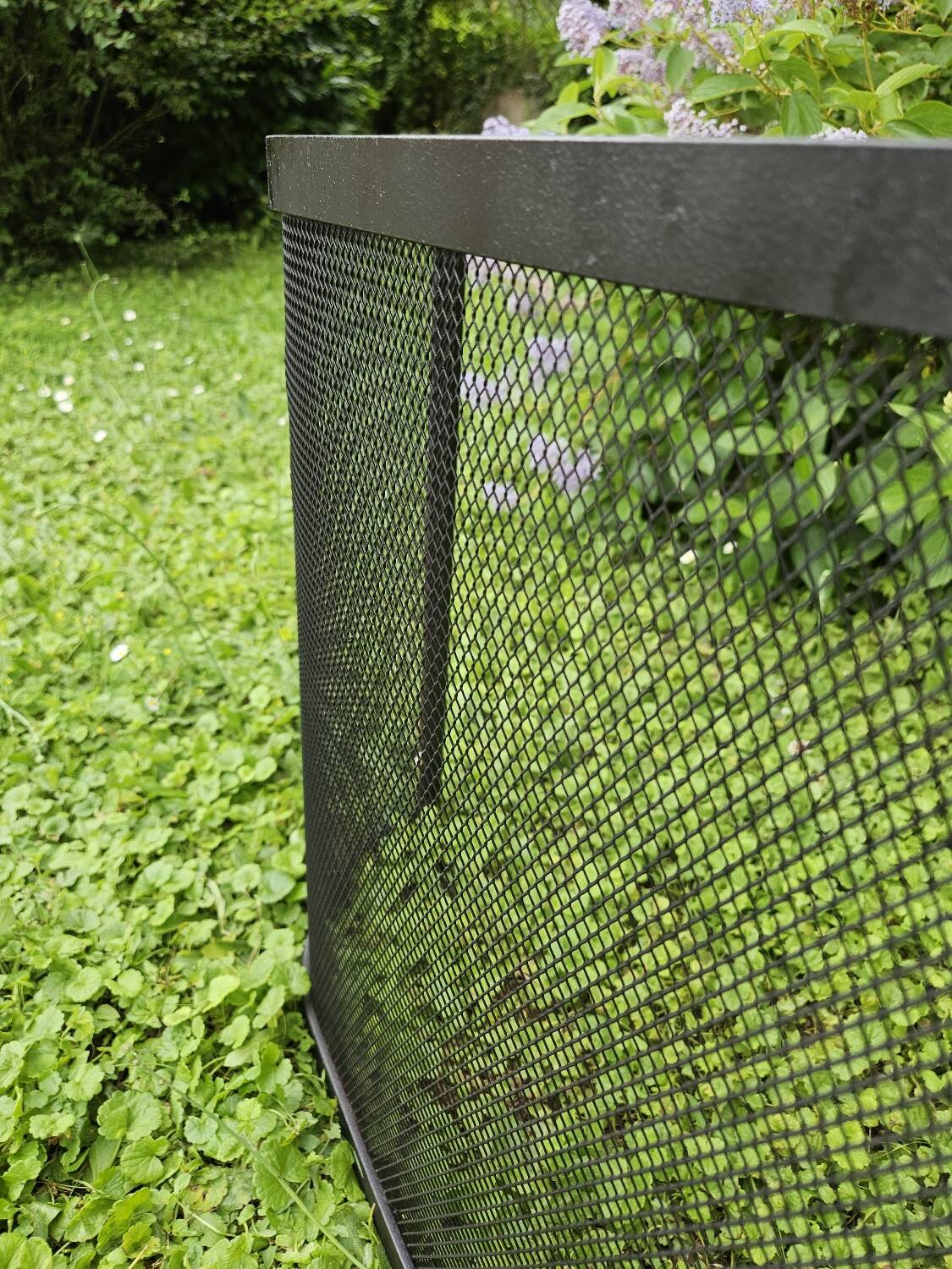 Curved chimney fire screen