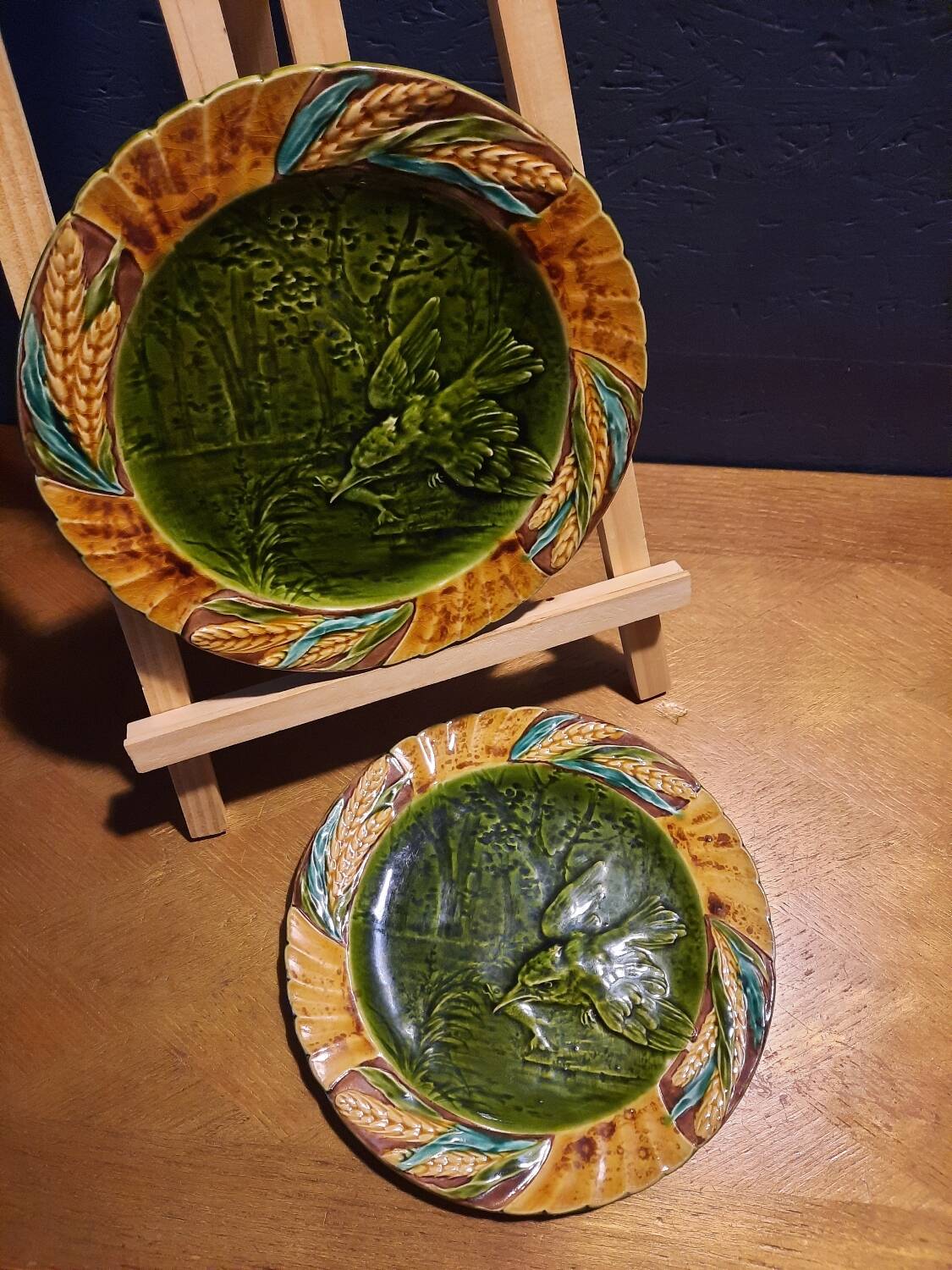 Paire d’assiettes anciennes en barbotine – Sarreguemines –