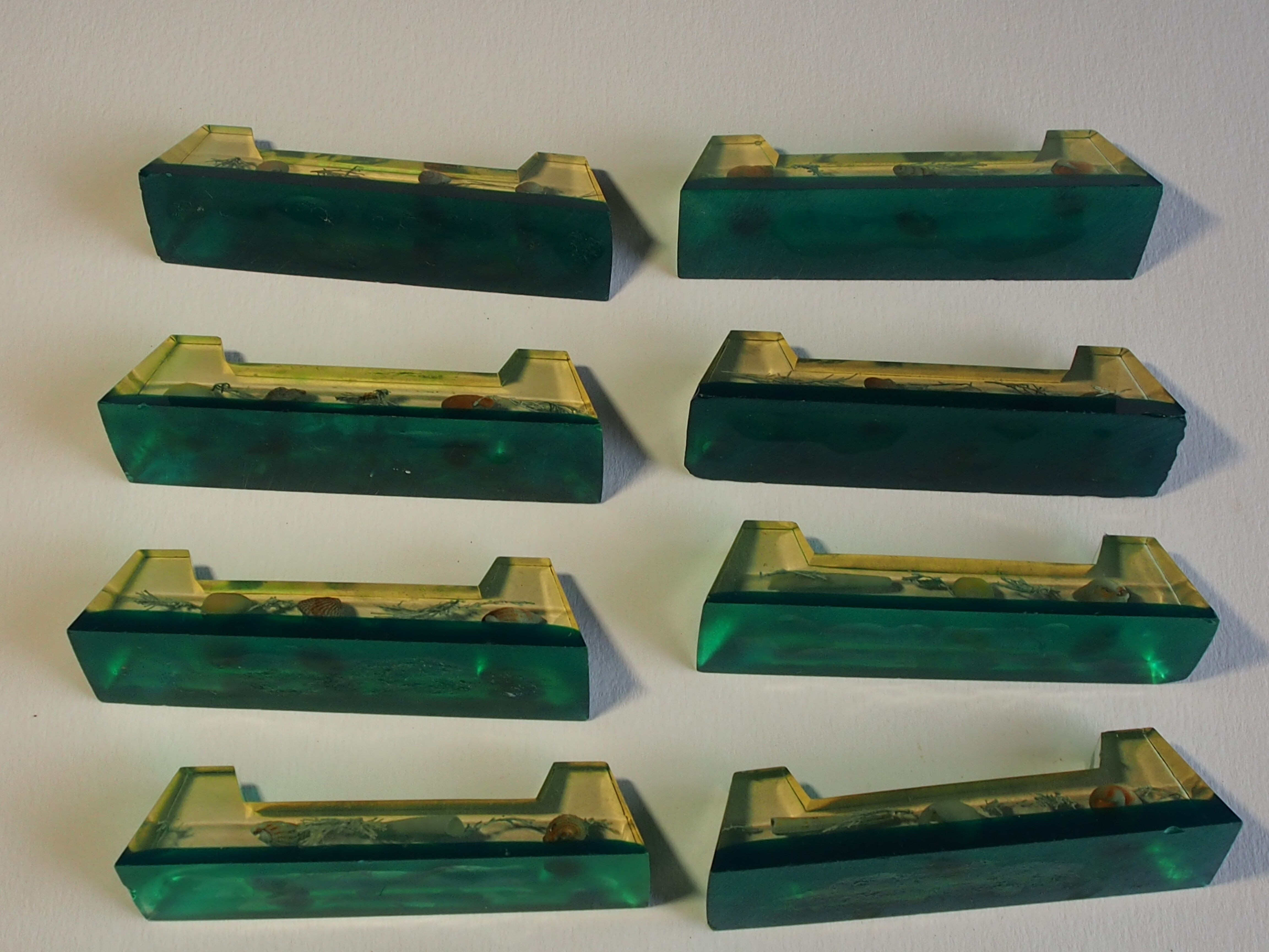 Knife holder in resin and inclusion of shells