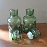 Paire de carafes en verre vert, années 70