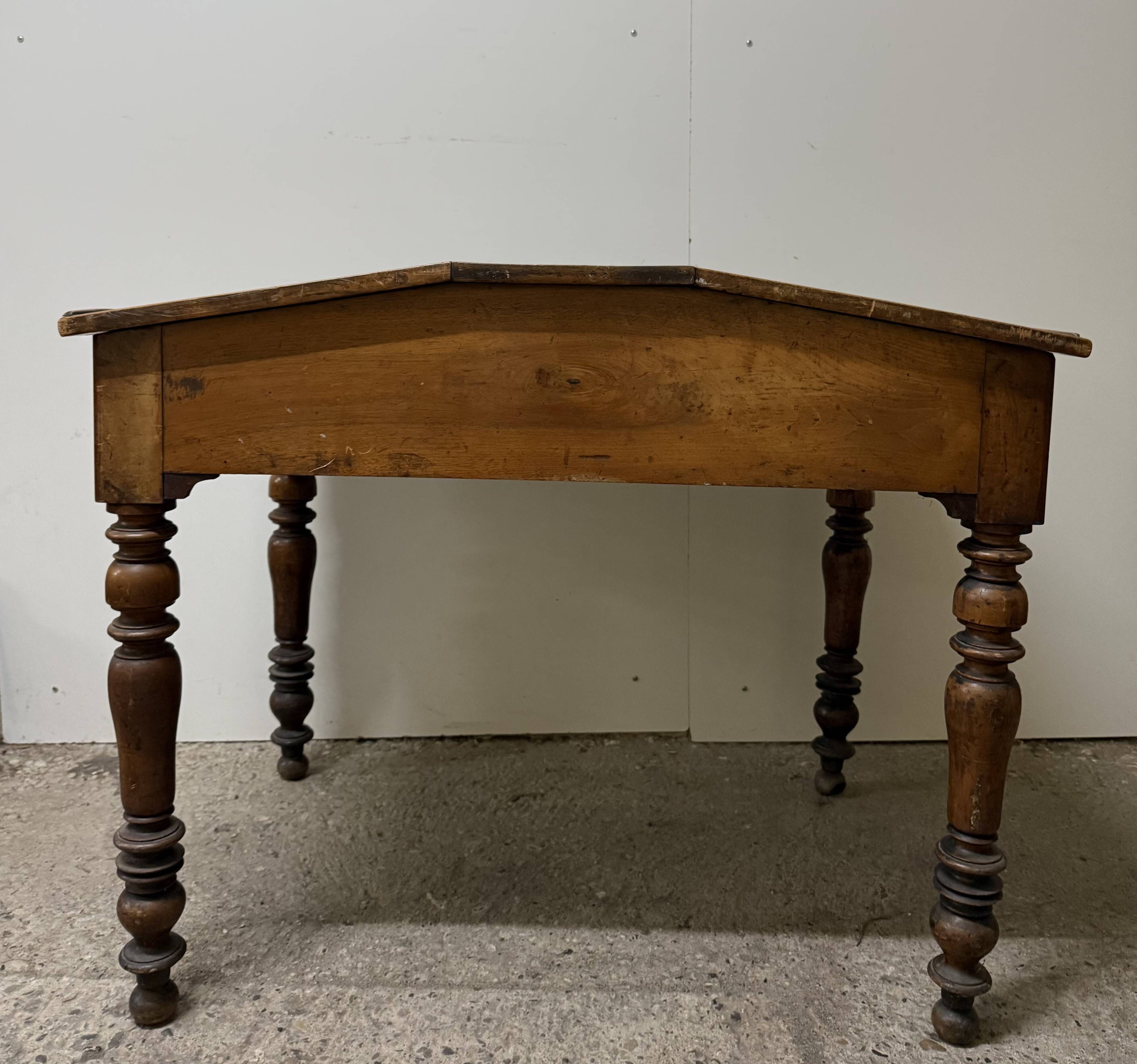 Sloped desk in walnut