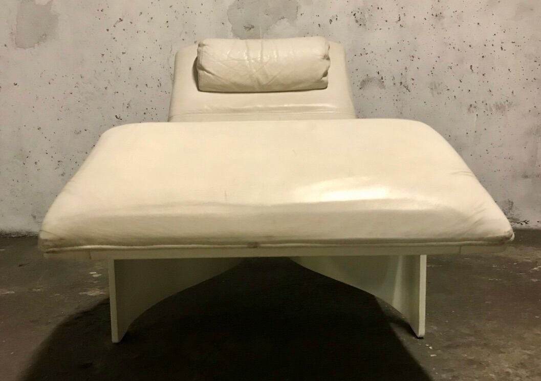 Leather chaise longue