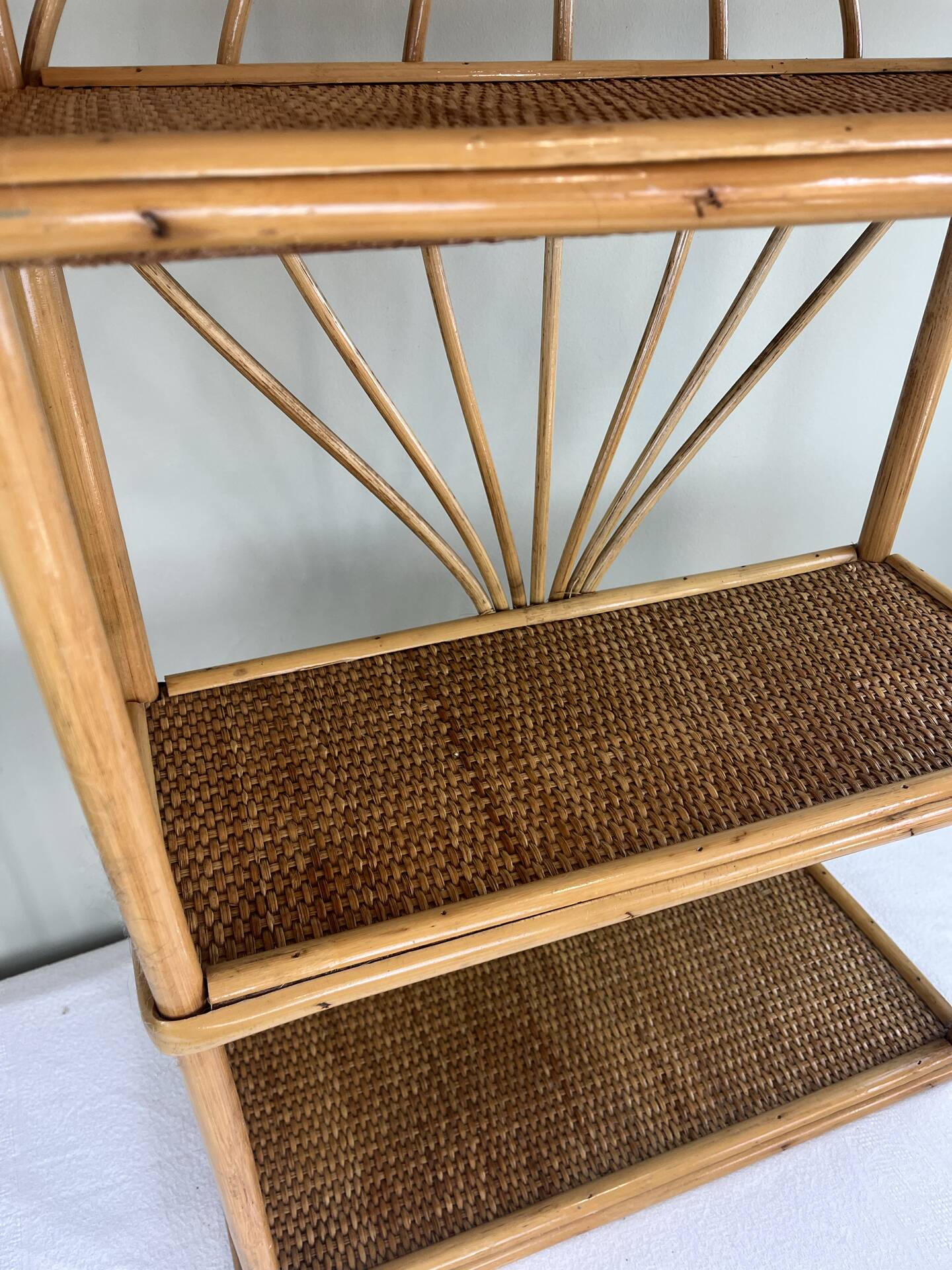 Étagère en rotin vintage 