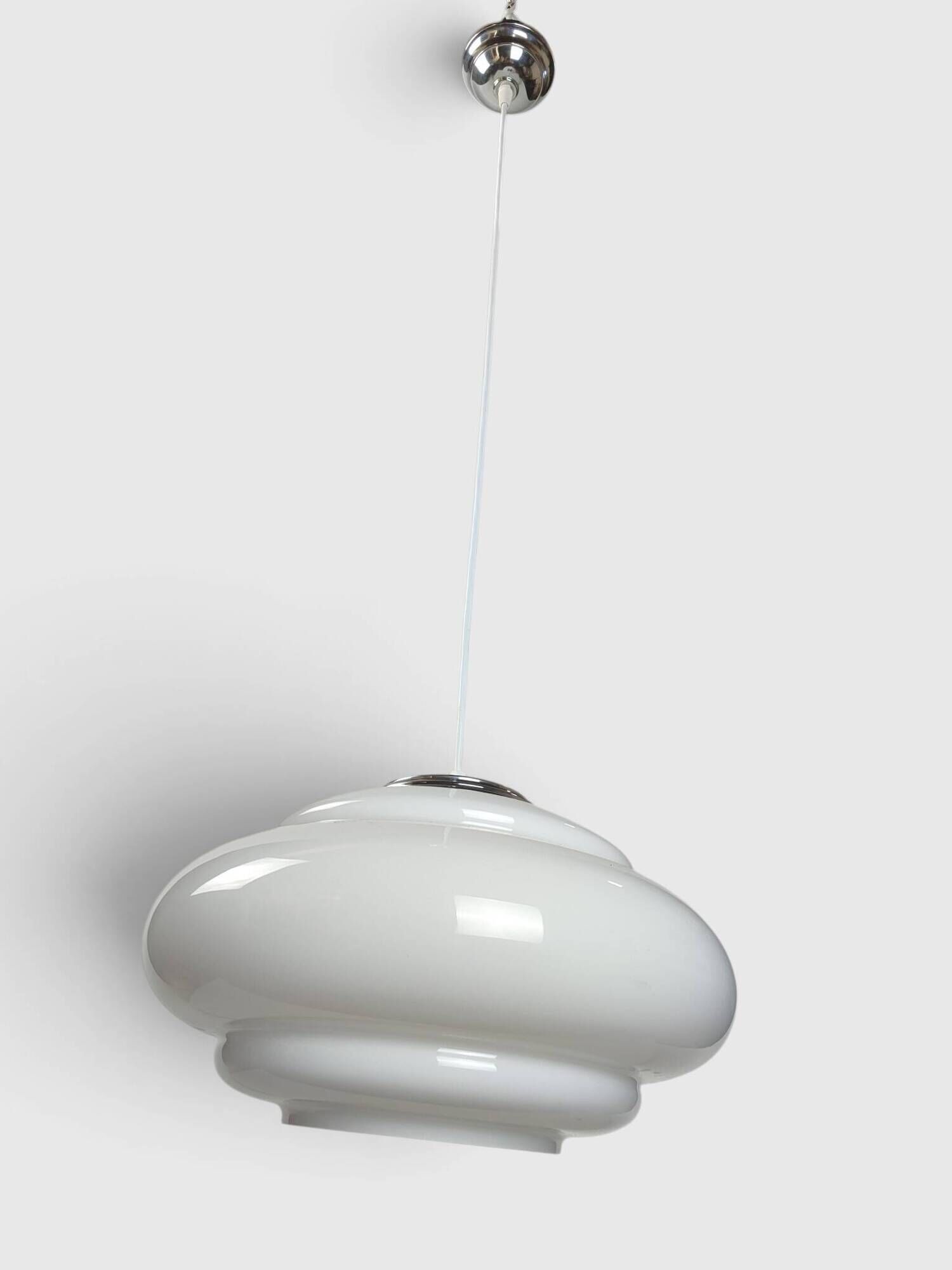 Suspension UFO in white opal with steps and chrome metal