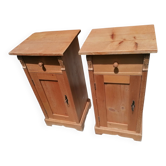 Paire de tables de chevet en bois clair moulurés.