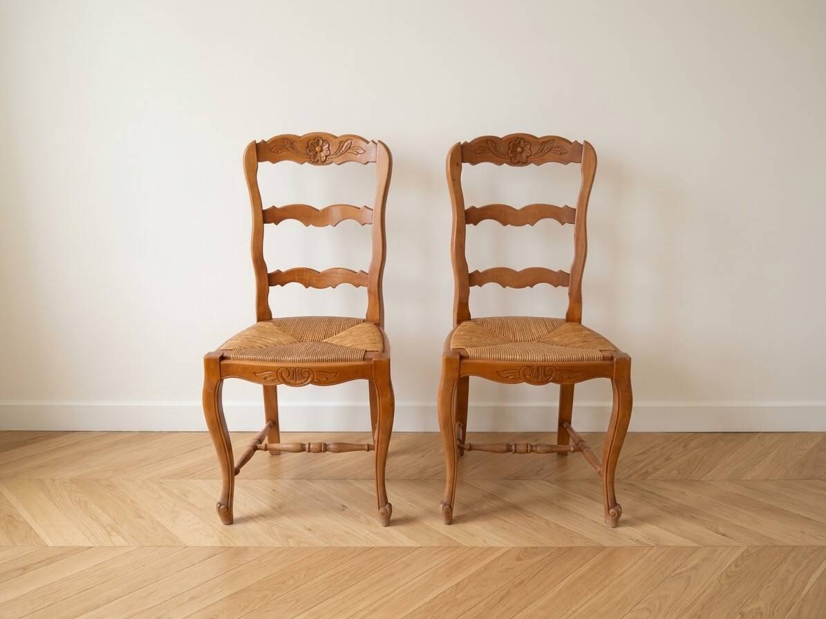 Set of 6 antique chairs in solid cherry wood and woven straw.