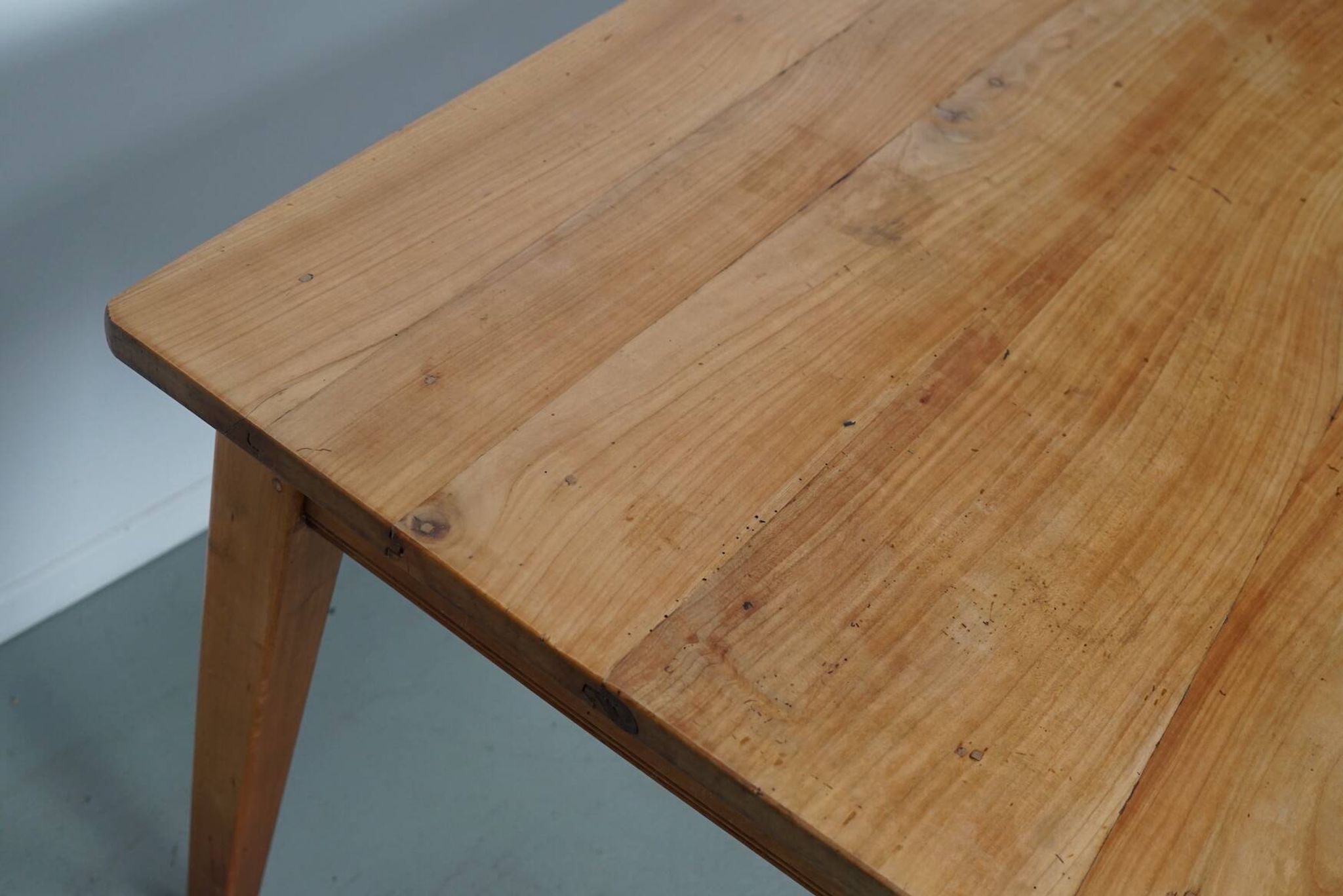 Table à manger rustique française vintage en cerisier du XXe siècle