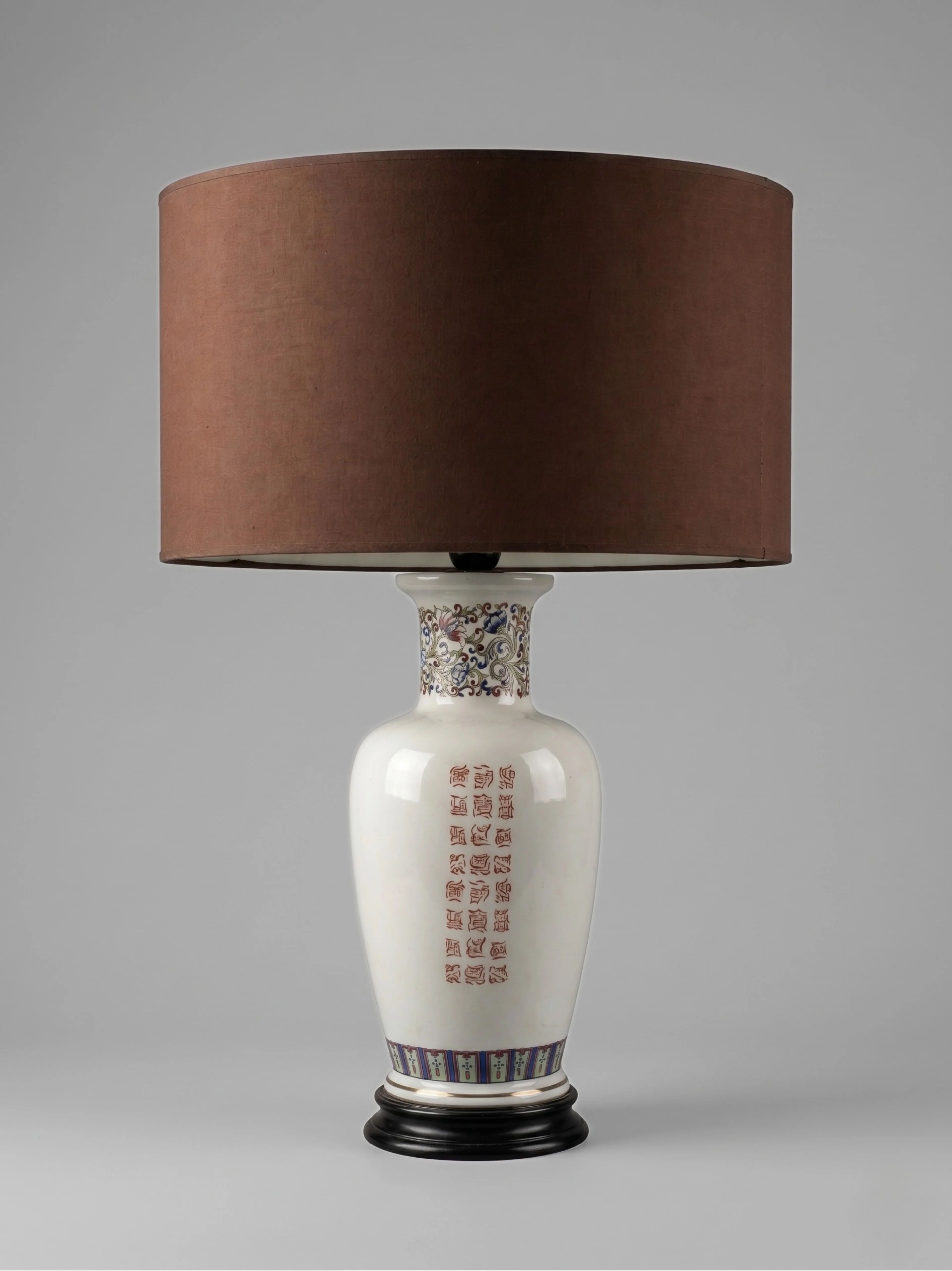 Large ceramic lamp signed V.V. Carraresi, traditional decorations.
