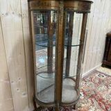 Vitrine galbée de style Louis XVen bois peint et bronze