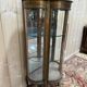 Vitrine galbée de style Louis XVen bois peint et bronze
