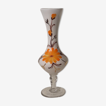 Vase en verre fleuri fleur orange sur pied