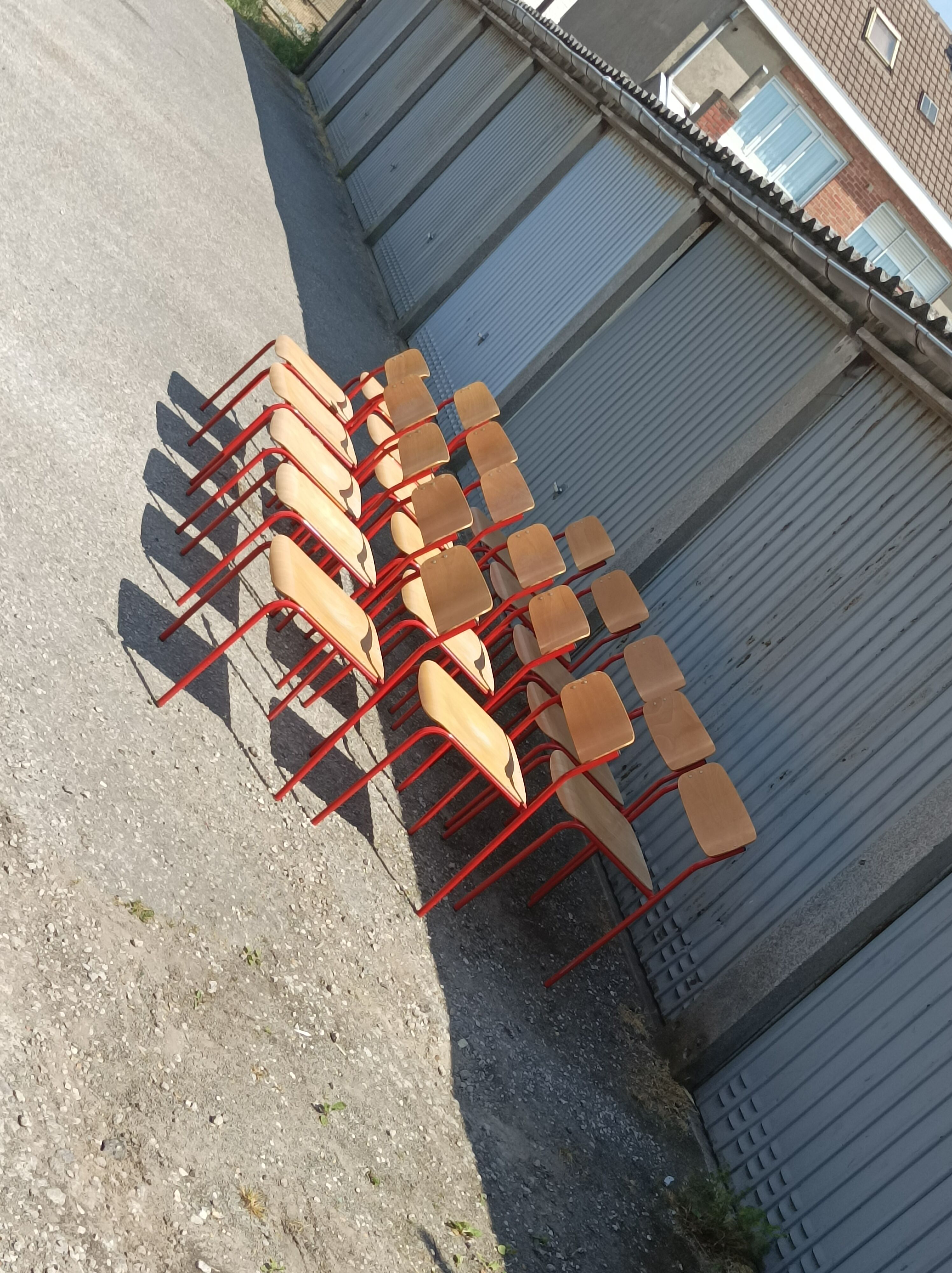 Lot 16 chaises écolier bois métal rouge