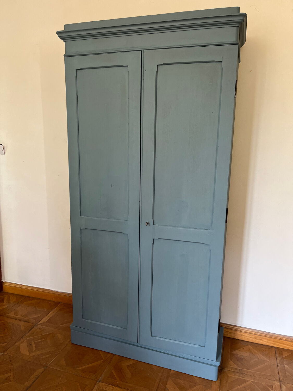 Parisian cabinet galvanizing blue