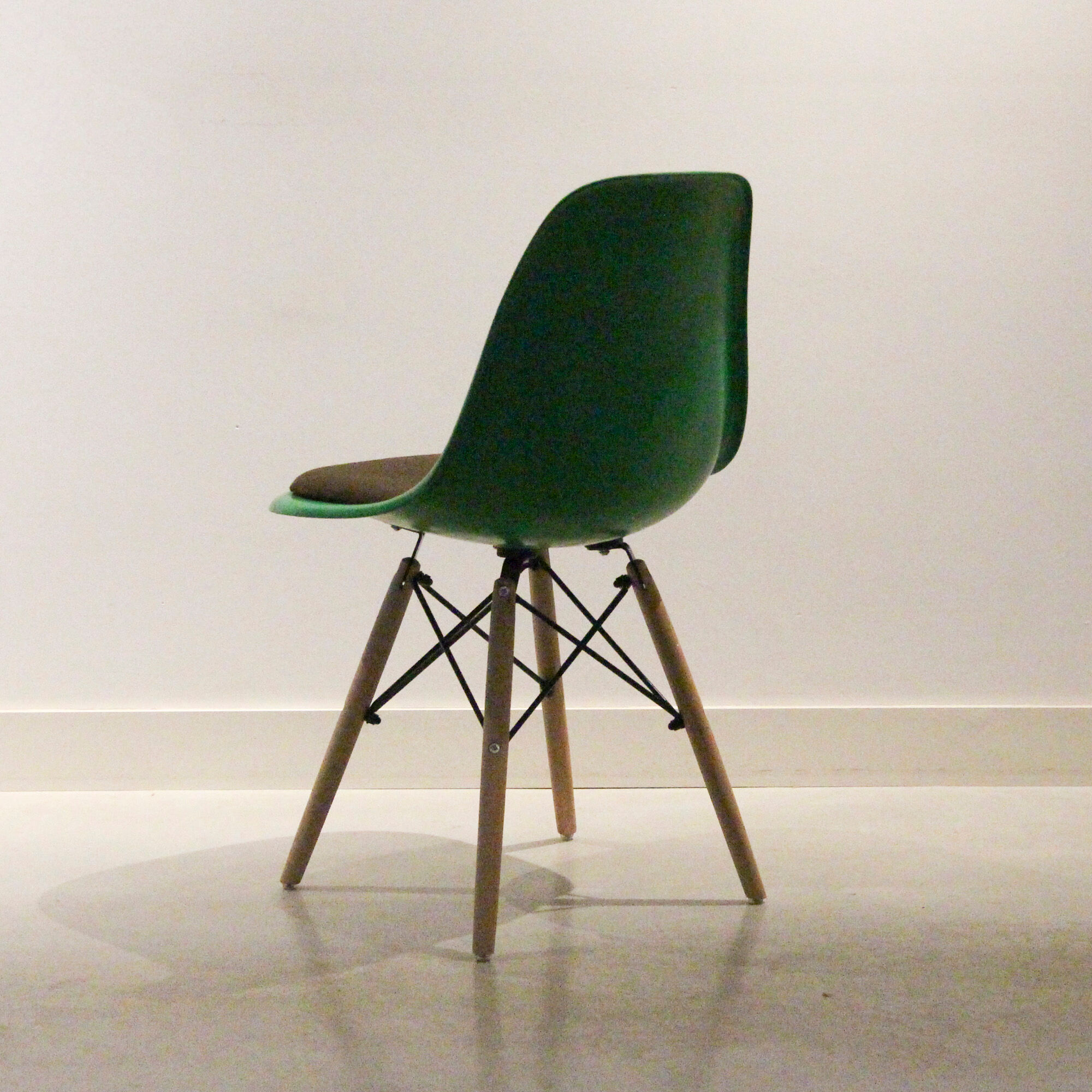 Lot de 2 chaises avec galette Kelly Green Eames