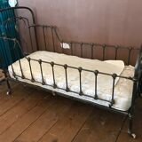 Lit de bébé en fer forgé