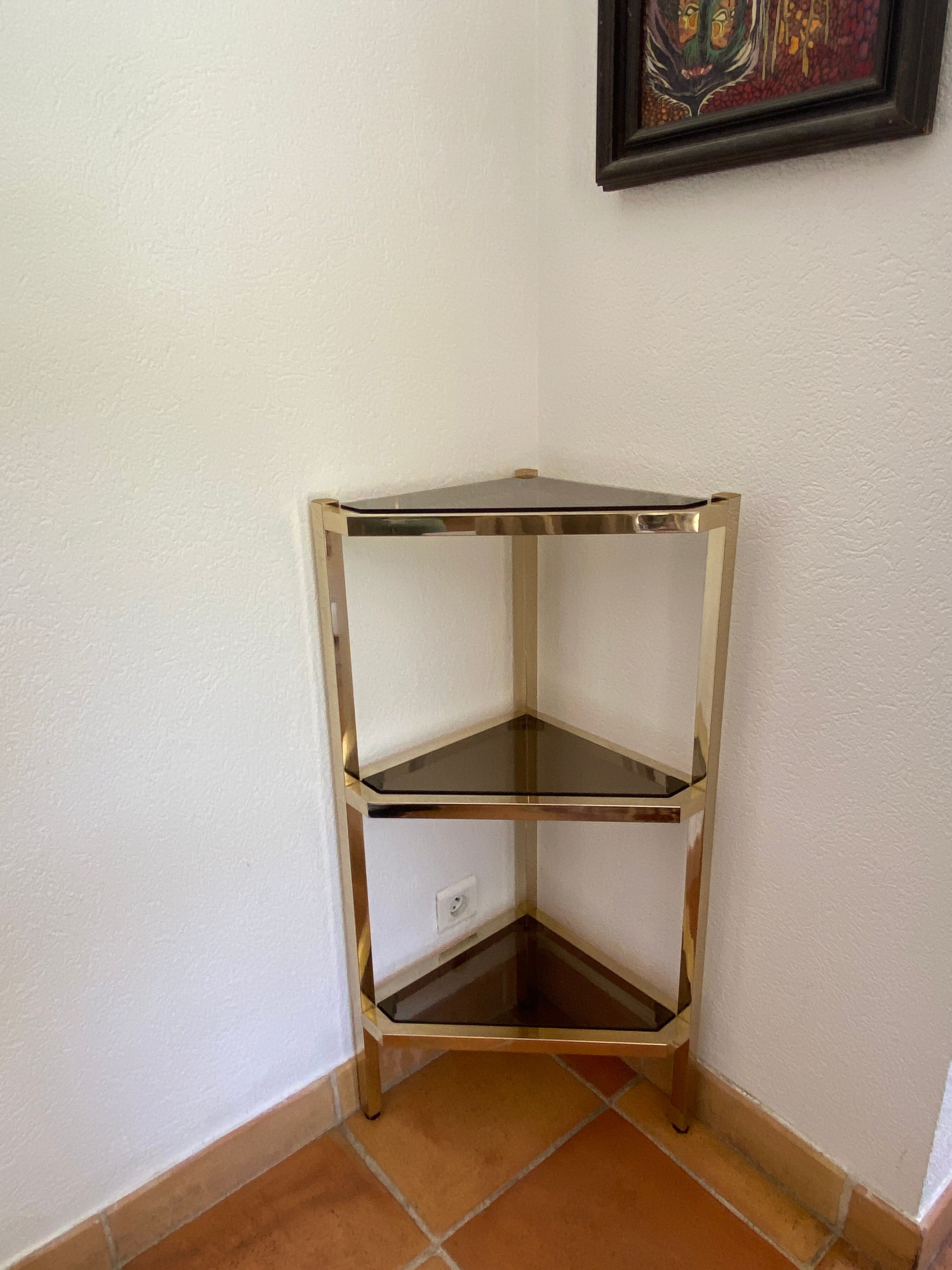 Console d’angle en laiton et verre fumés