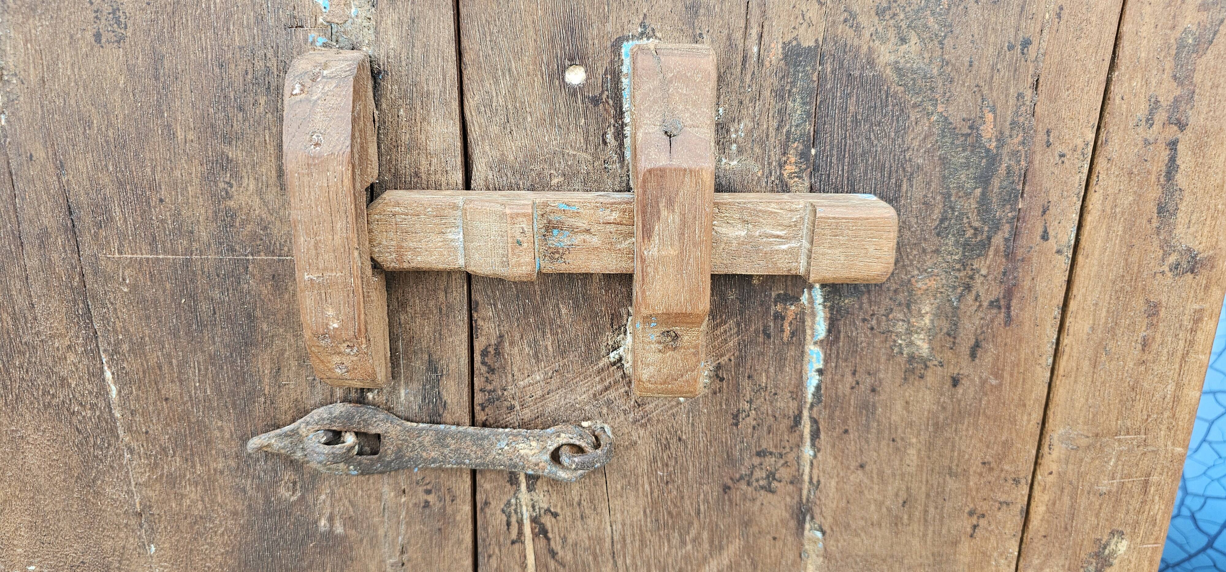 Ancienne fenêtre tribale en bois