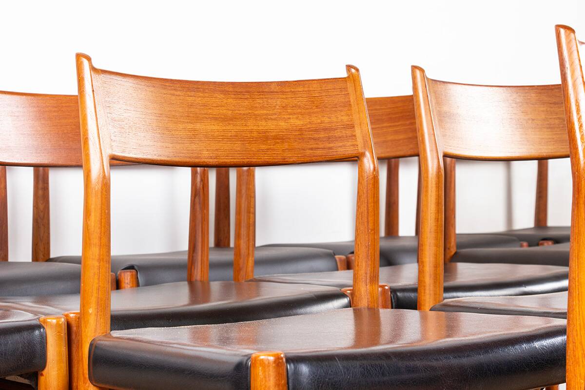 Set of 12 Danish chairs in teak and new skai, model 418, Arne Vodder.