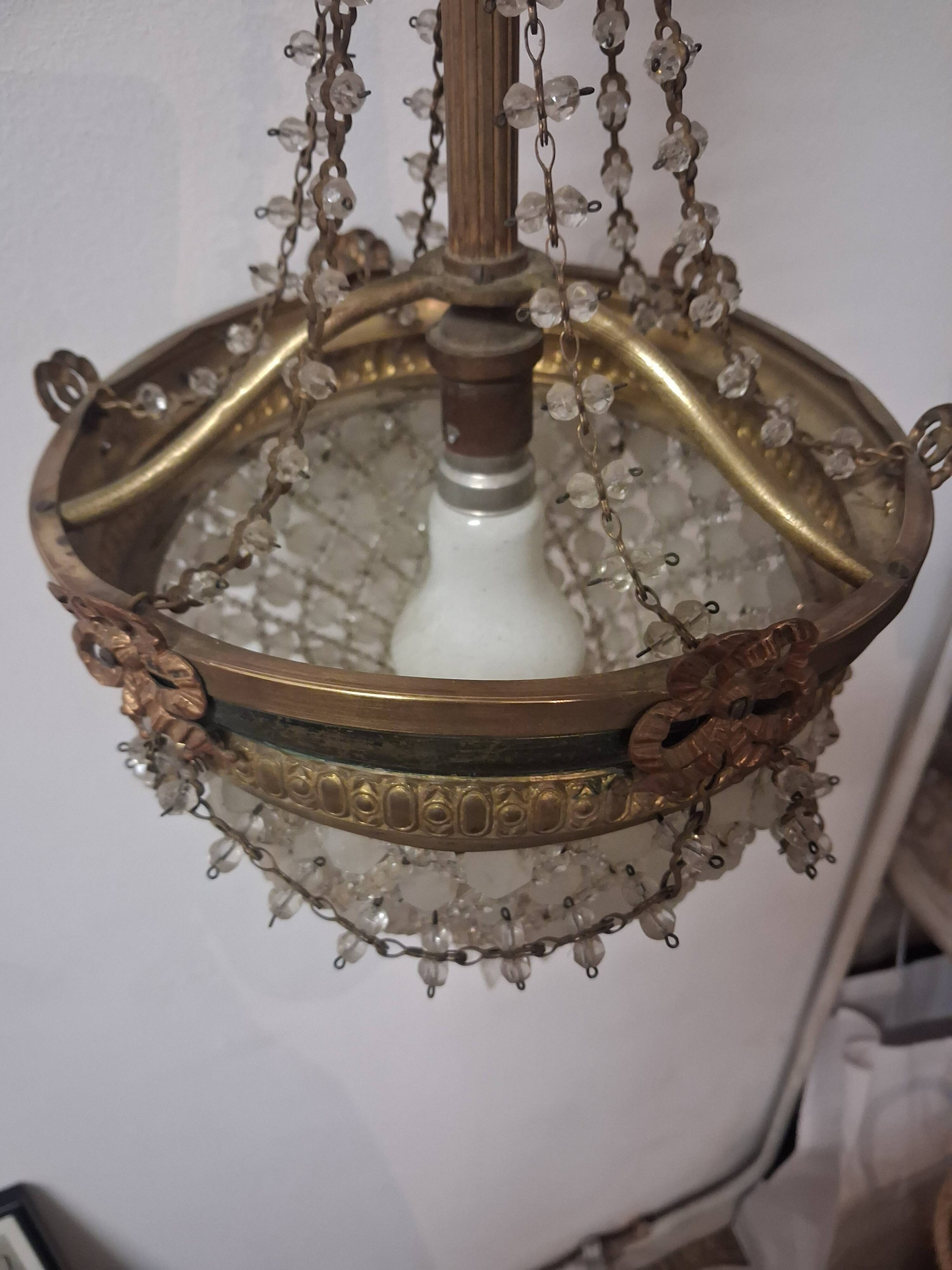 Antique balloon chandelier with pendants, in brass and with mouldings.