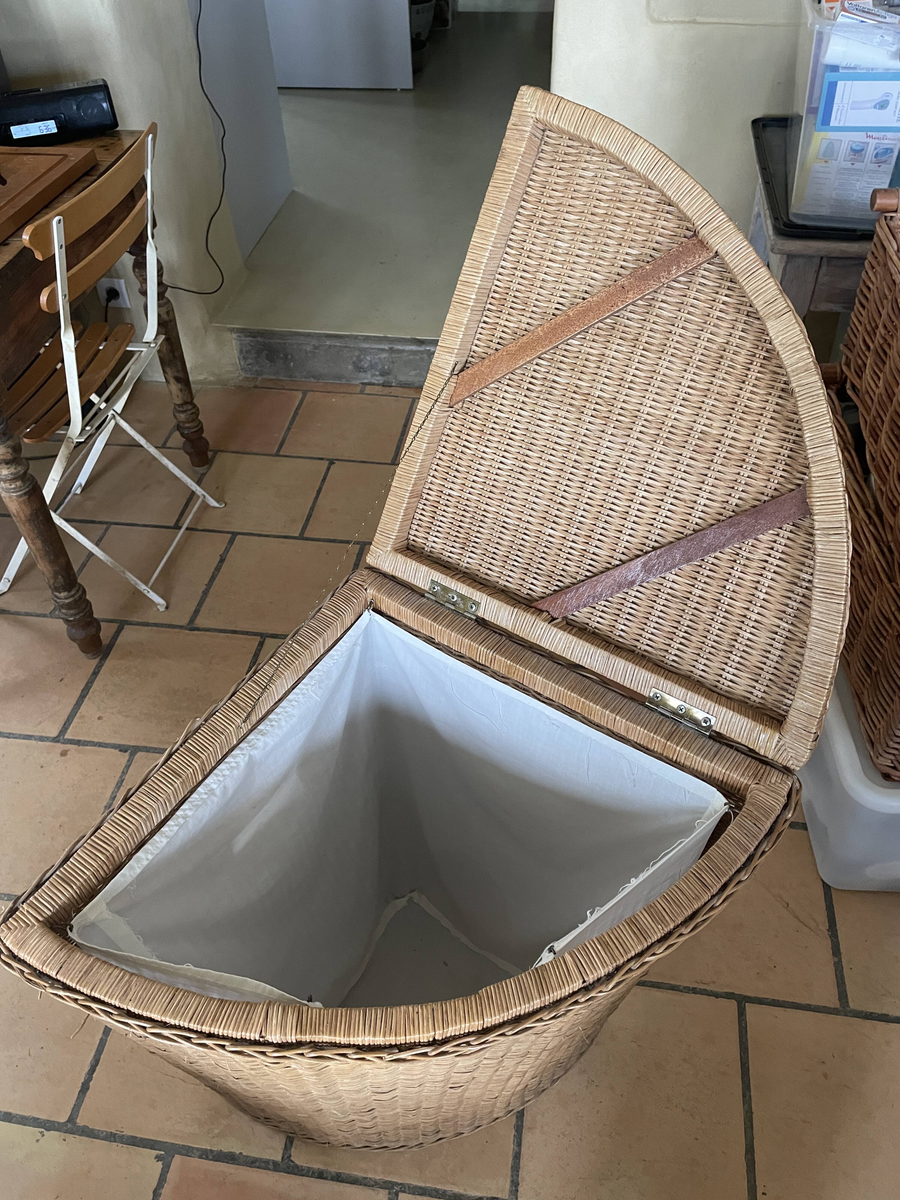 Corner laundry basket