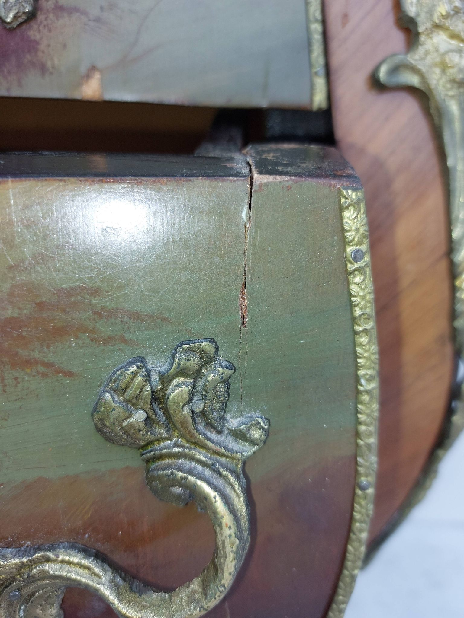 Louis XV curved chest of drawers in Martin varnished marquetry