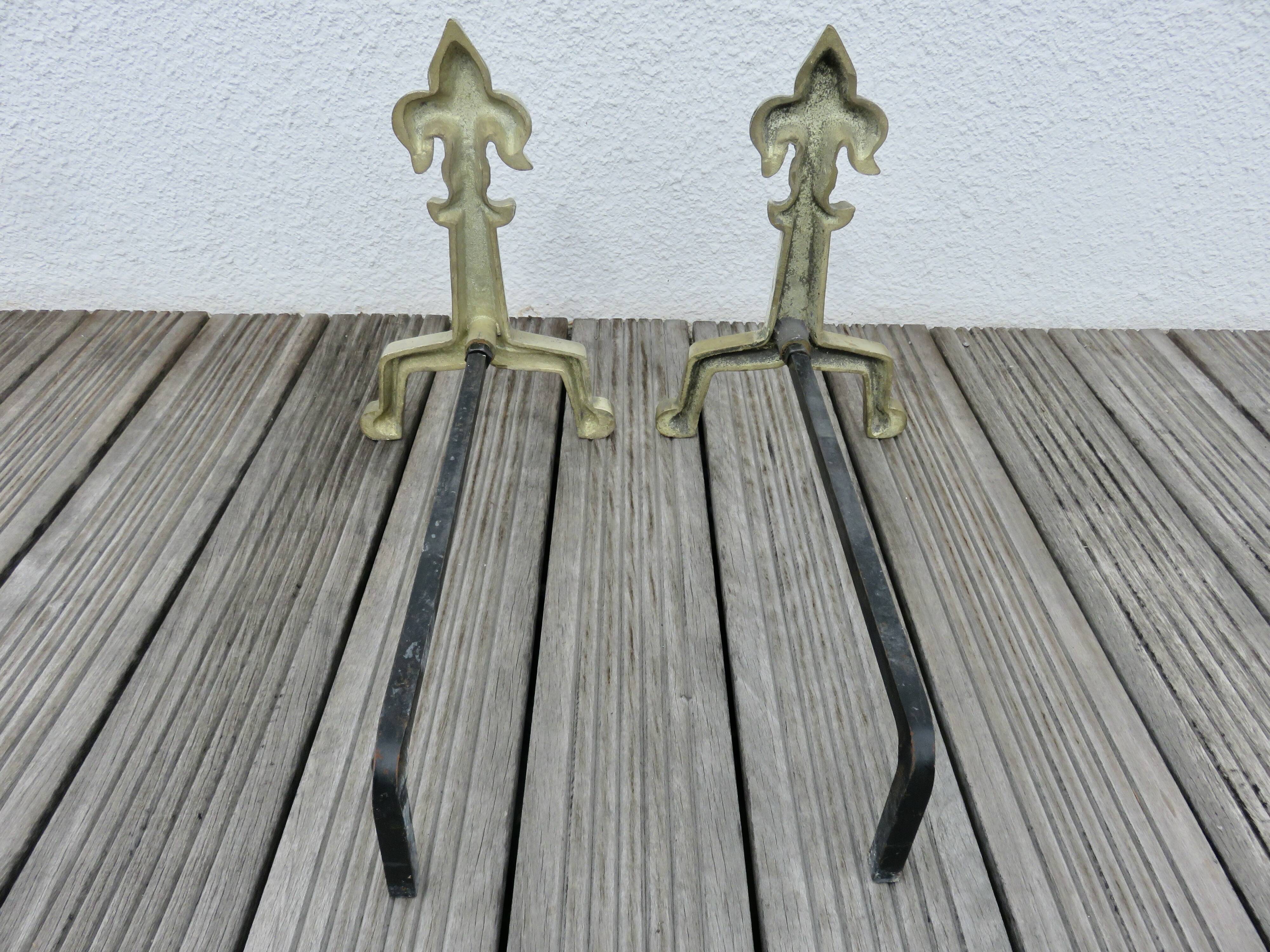 Imposing old "fleur-de-lys" andirons in solid bronze, late 19th century