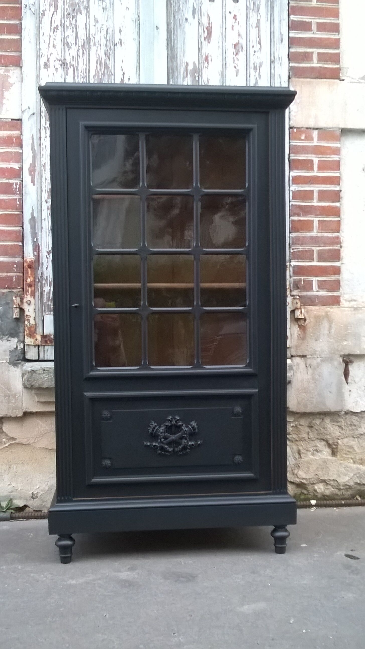 Parisian showcase cabinet