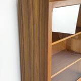 Buffet en teck avec portes en verre par Brouer Møbler, années 1960.