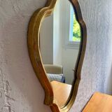 Miroir mural dans un cadre en bois doré