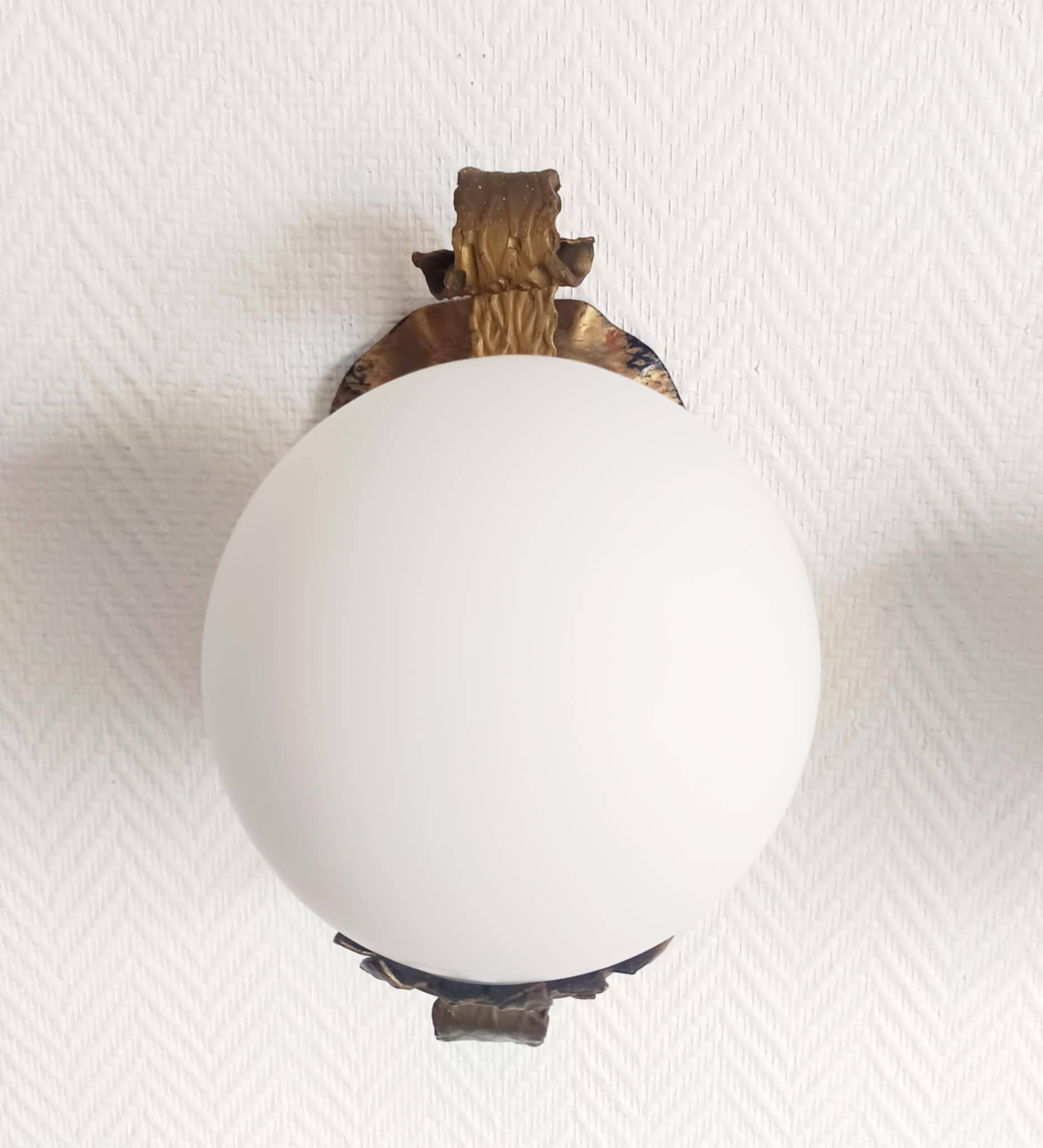 Pair of brutalist wall sconces in gilded metal from around 1970.