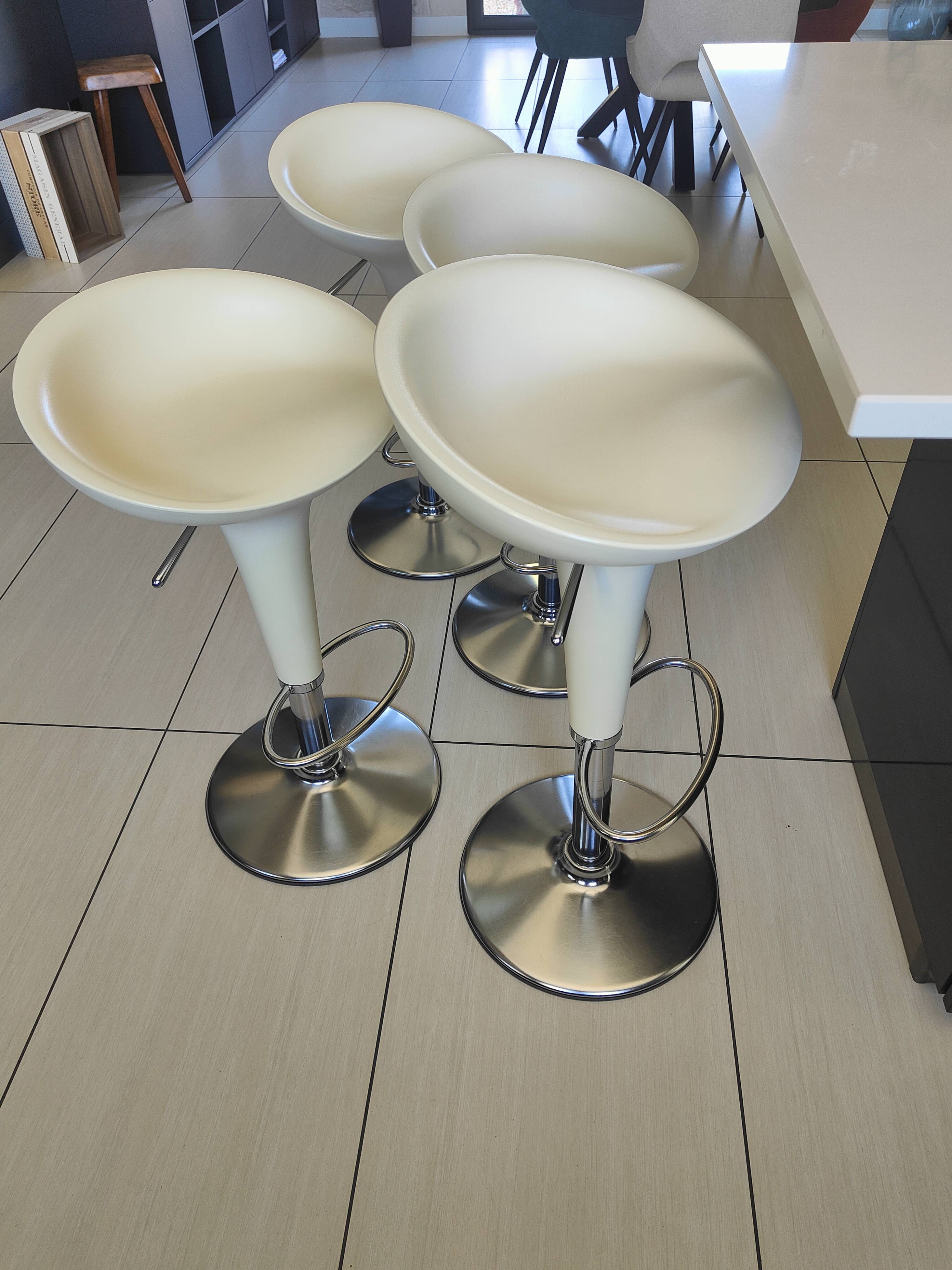 Lot de 4 tabourets Magis Bombo Stefano Giovannoni Blanc-Authentiques-TBE