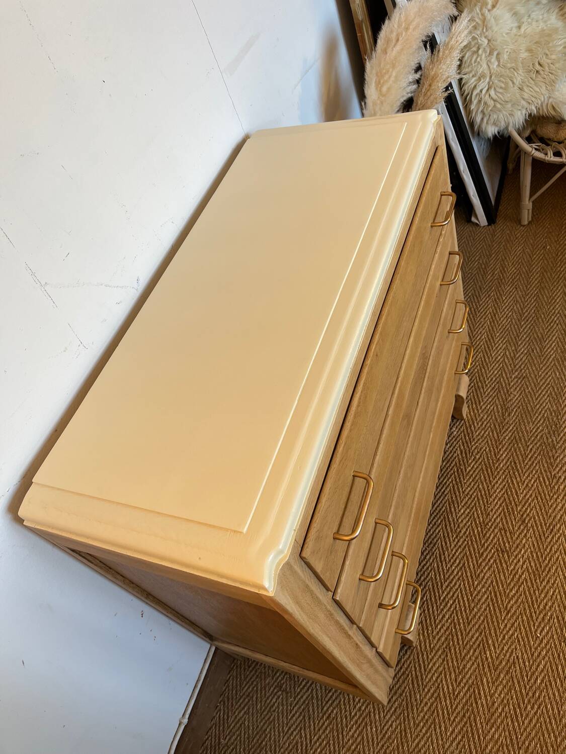 Vintage chest of drawers in wood and golden brass handles