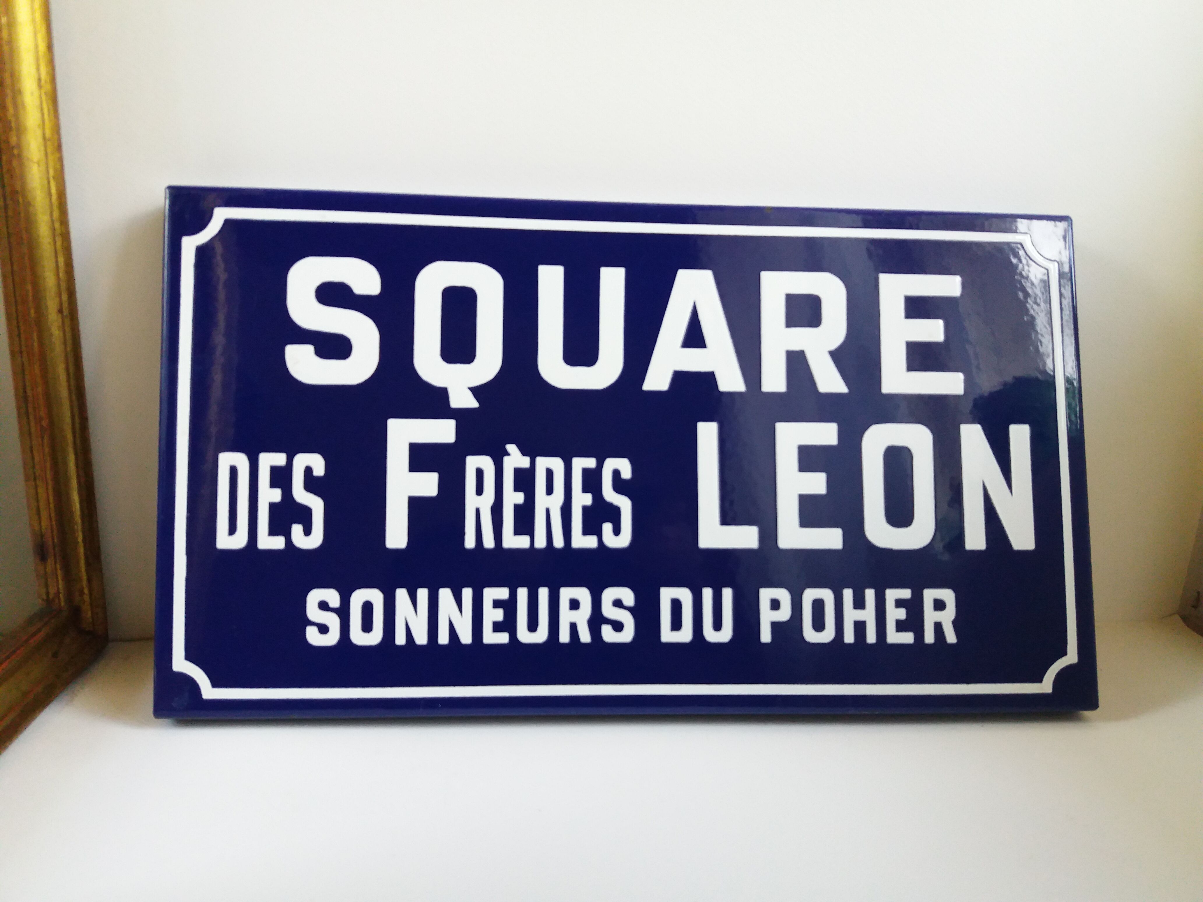 Enamelled street plate