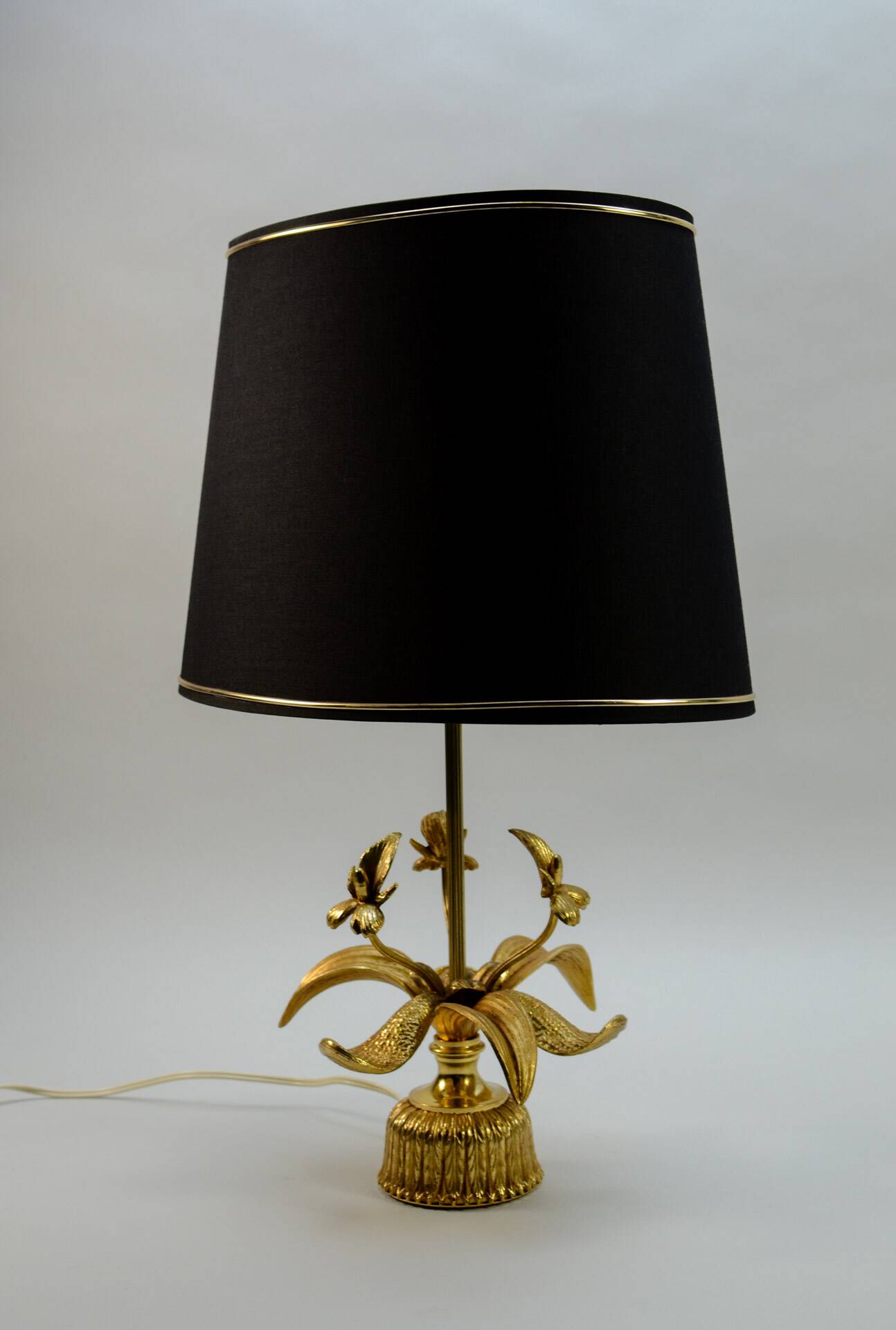 Exclusive Mid-Century Design Brass 'Fleur de Lis' Table Lamp, 1960s