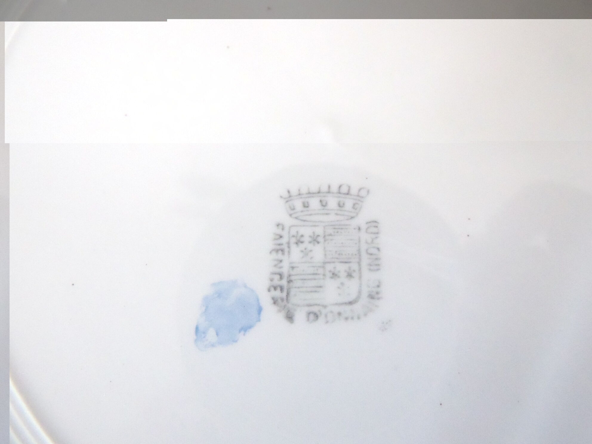 Set of 11 flat white earthenware plates with gold edging