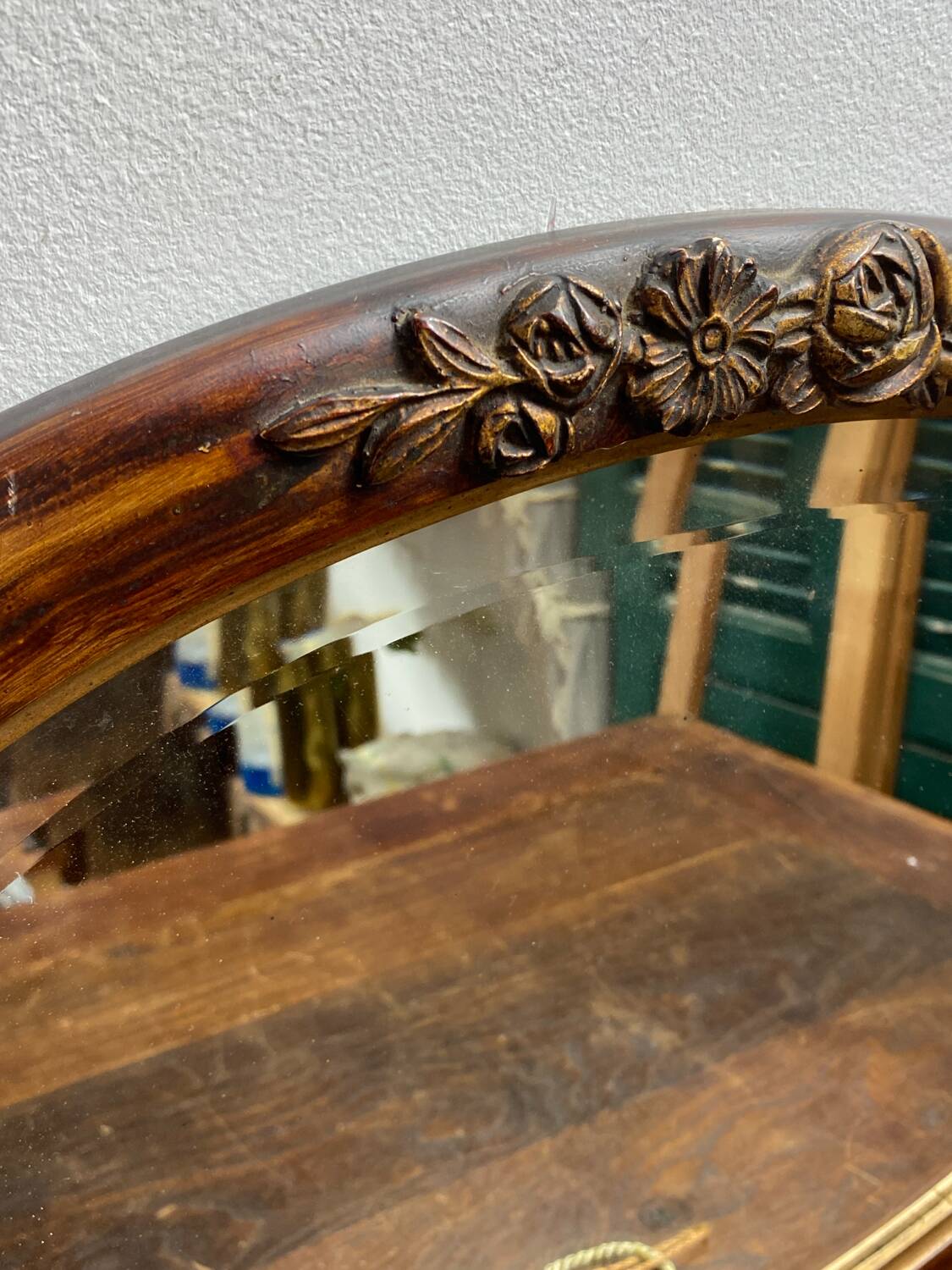 Miroir en bois et plâtre, décor fleuri, Art Déco